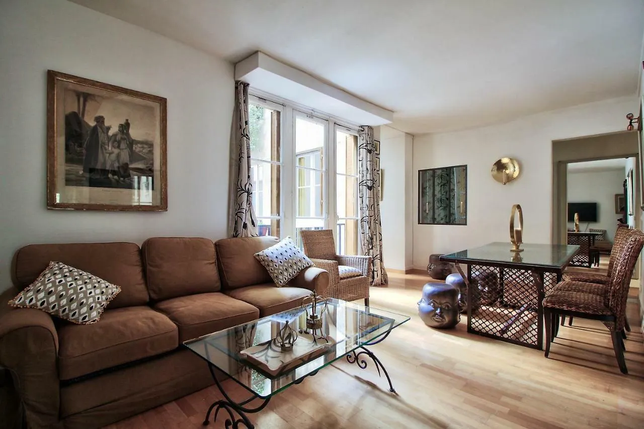 Legendary Rue Du Temple 4/5 Bedrooms *